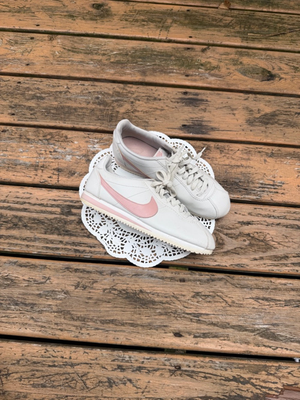 Nike Women’s Retro Runner in White with Light Pink Swoosh